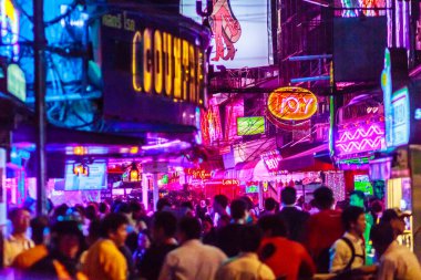 Bangkok, Tayland - 21 Şubat 2017: Turist Soi Cowboy, uluslararası Bangkok'un seks endüstrisinin kalbi, Kırmızı Fener Sokağı olarak bilinen ziyaret etti. Soi Cowboy, Bangkok, Tayland gece hayatı.