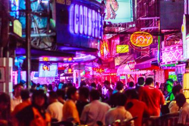 Bangkok, Tayland - 21 Şubat 2017: Turist Soi Cowboy, uluslararası Bangkok'un seks endüstrisinin kalbi, Kırmızı Fener Sokağı olarak bilinen ziyaret etti. Soi Cowboy, Bangkok, Tayland gece hayatı.