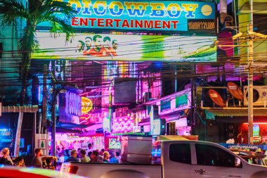 Bangkok, Tayland - 21 Şubat 2017: Turist Soi Cowboy, uluslararası Bangkok'un seks endüstrisinin kalbi, Kırmızı Fener Sokağı olarak bilinen ziyaret etti. Soi Cowboy, Bangkok, Tayland gece hayatı.