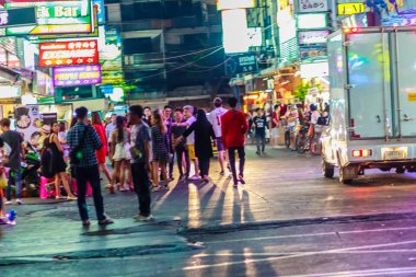 Bangkok, Tayland - 29 Ocak 2017: Ziyaret turist Soi Patpong ve Soi Thaniya, red light district Bangkok'un seks endüstrisinin kalbi.