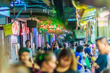 Bangkok, Tayland - 29 Ocak 2017: Ziyaret turist Soi Patpong ve Soi Thaniya, red light district Bangkok'un seks endüstrisinin kalbi.