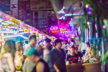Bangkok, Tayland - 29 Ocak 2017: Ziyaret turist Soi Patpong ve Soi Thaniya, red light district Bangkok'un seks endüstrisinin kalbi.