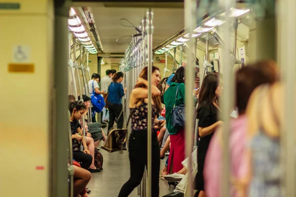 Bangkok Tailândia Fevereiro 2017 Passageiro Chegou Sukhumvit Mrt Metropolitan Rapid — Fotografia de Stock