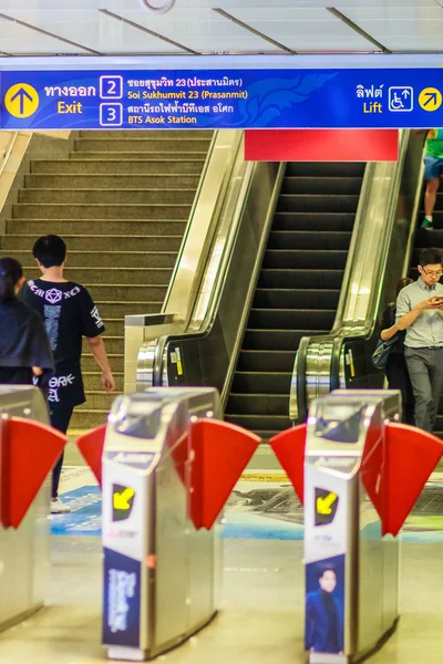 Bangkok Tailândia Fevereiro 2017 Passageiros Compraram Ingressos Balcão Máquina Venda — Fotografia de Stock