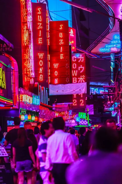 Bangkok, Tayland - 21 Şubat 2017: Turist Soi Cowboy, uluslararası Bangkok'un seks endüstrisinin kalbi, Kırmızı Fener Sokağı olarak bilinen ziyaret etti. Soi Cowboy, Bangkok, Tayland gece hayatı.