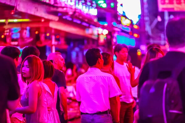 Bangkok, Tayland - 21 Şubat 2017: Turist Soi Cowboy, uluslararası Bangkok'un seks endüstrisinin kalbi, Kırmızı Fener Sokağı olarak bilinen ziyaret etti. Soi Cowboy, Bangkok, Tayland gece hayatı.