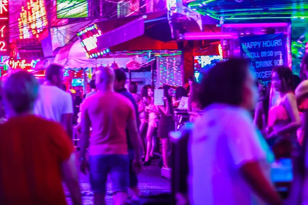 Bangkok, Tayland - 21 Şubat 2017: Turist Soi Cowboy, uluslararası Bangkok'un seks endüstrisinin kalbi, Kırmızı Fener Sokağı olarak bilinen ziyaret etti. Soi Cowboy, Bangkok, Tayland gece hayatı.