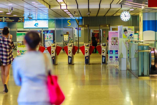 バンコク タイ王国 2017 乗客深夜にカウンターまたはチケットの自動販売機と Mrt スクンビット 首都圏高速鉄道 地下鉄駅構内へのアクセスでチケットを買って — ストック写真
