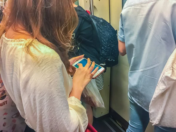 Bangkok Tailândia Fevereiro 2017 Passageiros Usando Telefone Inteligente Dentro Bts — Fotografia de Stock