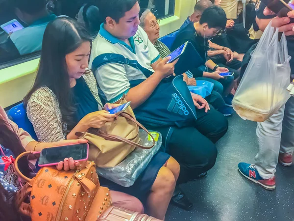 Μπανγκόκ Ταϊλάνδη Φεβρουαρίου 2017 Επιβάτες Που Χρησιμοποιούν Έξυπνο Τηλέφωνο Μέσα — Φωτογραφία Αρχείου