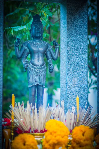 Brahma Dyrkan Ceremoni Med Ringblomma Hjulet Blomma Och Rökelse Pinne — Stockfoto