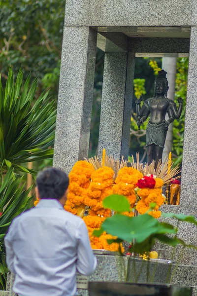 向婆罗门礼拜仪式祈祷的不明身份者 — 图库照片