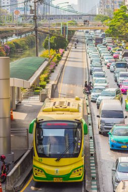 Bangkok, Tayland - 21 Şubat 2017: Bangkok Brt, otobüs hızlı transit sistemi Bangkok, Tayland, görünümü. Özel otobüs şeritleri tipik kaldırıma tarafı gecikmeleri önlemek için yolun ortasına üzerinde otobüsler.