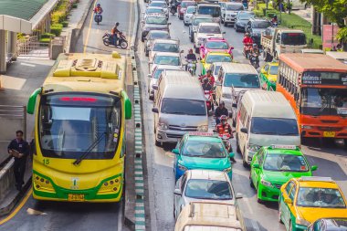 Bangkok, Tayland - 21 Şubat 2017: Bangkok Brt, otobüs hızlı transit sistemi Bangkok, Tayland, görünümü. Özel otobüs şeritleri tipik kaldırıma tarafı gecikmeleri önlemek için yolun ortasına üzerinde otobüsler.
