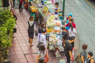 Bangkok, Tayland - 21 Şubat 2017: Sokak gıda işportacı gıda Silom Road Bangkok, Tayland için yakın patika üzerinde müşterilerine satıyor.