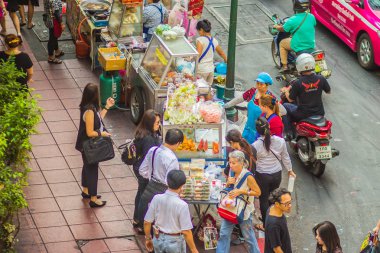 Bangkok, Tayland - 21 Şubat 2017: Sokak gıda işportacı gıda Silom Road Bangkok, Tayland için yakın patika üzerinde müşterilerine satıyor.