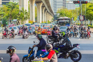Bangkok, Tayland - 21 Şubat 2017: Ağır trafik reçel Tay-Japon köprü Kavşağı yakın Bangkok, Tayland için Sala Daeng, Silom Road ve Lumpini park alanı.