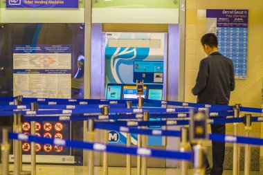 Bangkok, Tayland - 22 Şubat 2017: bilet bilet satış makinesi Silom Mrt (Metropolitan hızlı Transit) metro istasyonu satın alma Uniidenfified yolcu
