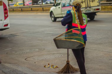 Bangkok, Tayland - 21 Şubat 2017: sokakta çöp süpürme görünümü Bangkok belediye personelinin. Road sweeper işçi şehir sokak süpürge aracı ile Temizleme