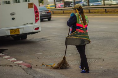 Bangkok, Tayland - 21 Şubat 2017: sokakta çöp süpürme görünümü Bangkok belediye personelinin. Road sweeper işçi şehir sokak süpürge aracı ile Temizleme