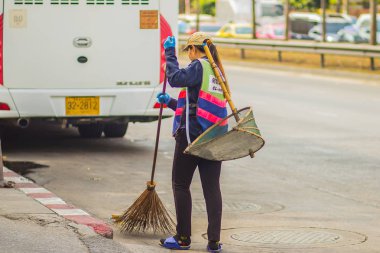 Bangkok, Tayland - 21 Şubat 2017: sokakta çöp süpürme görünümü Bangkok belediye personelinin. Road sweeper işçi şehir sokak süpürge aracı ile Temizleme