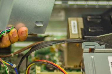 Sırasında masaüstü bilgisayar onarım teknisyeni ellerini kapatın