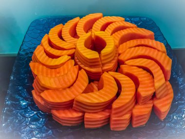 Olgun papaya dilimleri ve daire restoran Tay tabakta düzenlenmiş. Organik doğal tatlı papaya yemekten sonra tatlı için hazır.