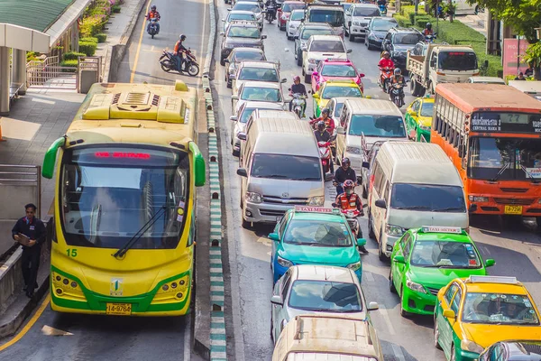バンコク タイ王国 2017 バンコク Brt バス高速輸送システムでバンコク 典型的な縁石側の遅延を避けるために道路の中央にバス専用レーンに運行します — ストック写真