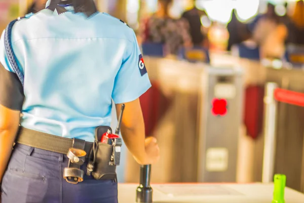 Bangkok Thailandia Febbraio 2017 Guardia Sicurezza Femminile Protegge Sicurezza Ispezionando — Foto Stock