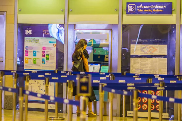 バンコク タイ王国 2017 Uniidenfified Mrt シーロム 首都圏高速鉄道 駅で券売機から切符を買う — ストック写真