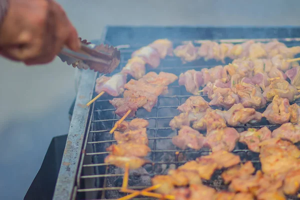 バンコク タイの屋台の食べ物店の煙 ステーキ ロースト ポーク焼きの豚肉のサテを焼くベンダーを閉じる — ストック写真