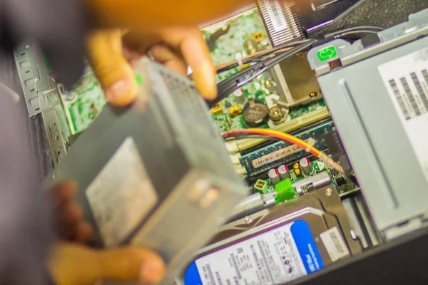 Fechar Mãos Técnico Durante Computador Mesa Reparação — Fotografia de Stock