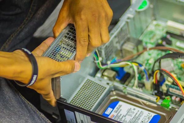 Fechar Mãos Técnico Durante Computador Mesa Reparação — Fotografia de Stock