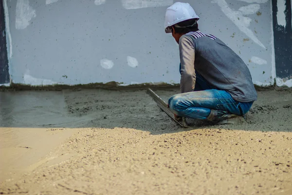 Работник Каменной Кладки Использует Длинную Лопатку Сглаживания Выравнивания Бетонных Полов — стоковое фото