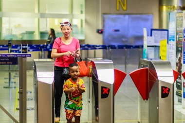Bangkok, Tayland - 22 Şubat 2017: Tanımlanamayan yolcu erişim engeli Mrt (Metropolitan hızlı Transit) Metro İstasyonu'na
