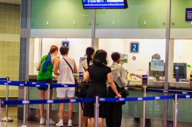 Bangkok, Tayland - 22 Şubat 2017: Mrt (Metropolitan hızlı Transit) metro istasyonuna erişmek için Counter bilet satın alma kimliği belirsiz yolcu.