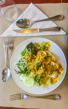 Khanom çeneye şehriye, bazen fermente pirinç unundan yapılan popüler Tay gıda. Tay baharatlı çorba ve bir sürü taze sebze yemek. 