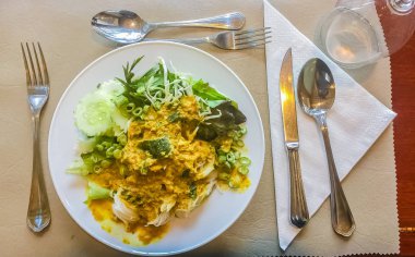 Khanom çeneye şehriye, bazen fermente pirinç unundan yapılan popüler Tay gıda. Tay baharatlı çorba ve bir sürü taze sebze yemek. 