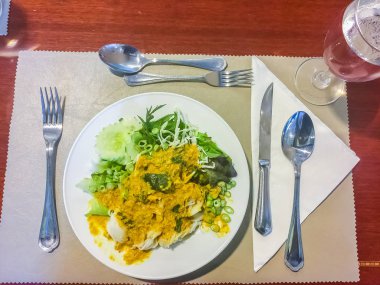 Khanom çeneye şehriye, bazen fermente pirinç unundan yapılan popüler Tay gıda. Tay baharatlı çorba ve bir sürü taze sebze yemek. 