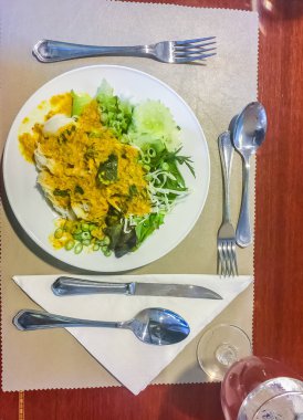 Khanom çeneye şehriye, bazen fermente pirinç unundan yapılan popüler Tay gıda. Tay baharatlı çorba ve bir sürü taze sebze yemek. 