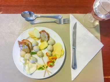 Açık büfe dükkanda servis tabak balık topları kümesi. Kıyılmış balık ve un yapılmış şiş üzerinde balık topları.