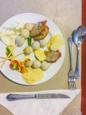 Açık büfe dükkanda servis tabak balık topları kümesi. Kıyılmış balık ve un yapılmış şiş üzerinde balık topları.