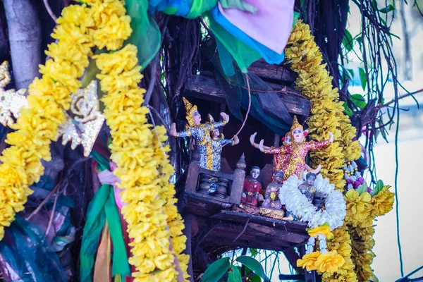 Espíritu Tailandia Árbol Banyan Adornado Con Cintas Artefactos Espirituales — Foto de Stock