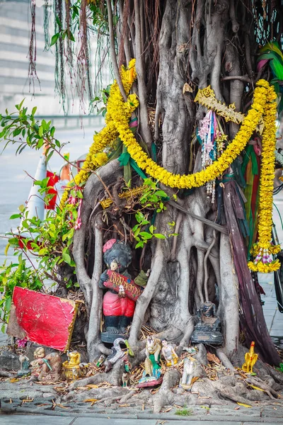 Geist Thailand Banyan Baum Geschmückt Mit Bändern Und Spirituellen Artefakten — Stockfoto