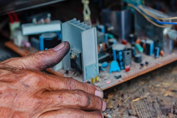 Eletricista Reparar Uma Velha Oficina Reparação Televisão — Fotografia de Stock