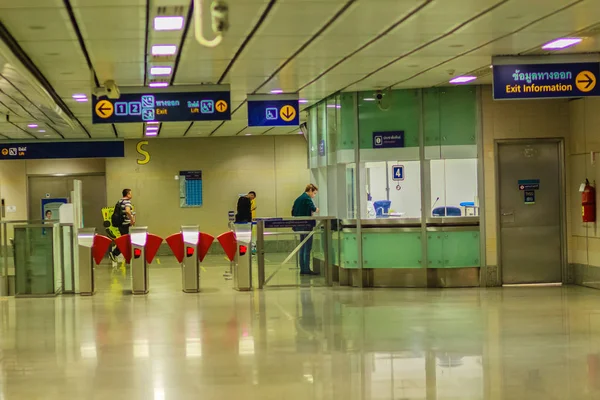 バンコク タイ王国 2017 身元不明旅客カウンターでチケットを購入の Mrt 首都圏高速鉄道 駅へのアクセス — ストック写真