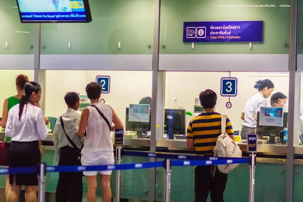 Bangkok Tajlandia Lutego 2017 Niezidentyfikowany Pasażera Zakup Biletu Licznik Aby — Zdjęcie stockowe