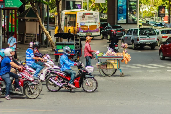 Bangkok Tailândia Fevereiro 2017 Falcão Rua Não Identificado Empurrando Carrinho — Fotografia de Stock