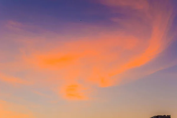 Κόκκινα Σύννεφα Στον Γαλάζιο Ουρανό Βράδυ Λυκόφως Όμορφο Ηλιοβασίλεμα Ουρανό — Φωτογραφία Αρχείου