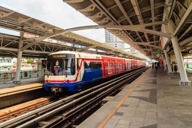 Bangkok, Tayland - 24 Şubat 2017: Yolcu ve tanga Lor Bts İstasyonu, Bangkok, Tayland, Thailand, Bangkok toplu taşıma sistemi (Bts) genel skytrain için